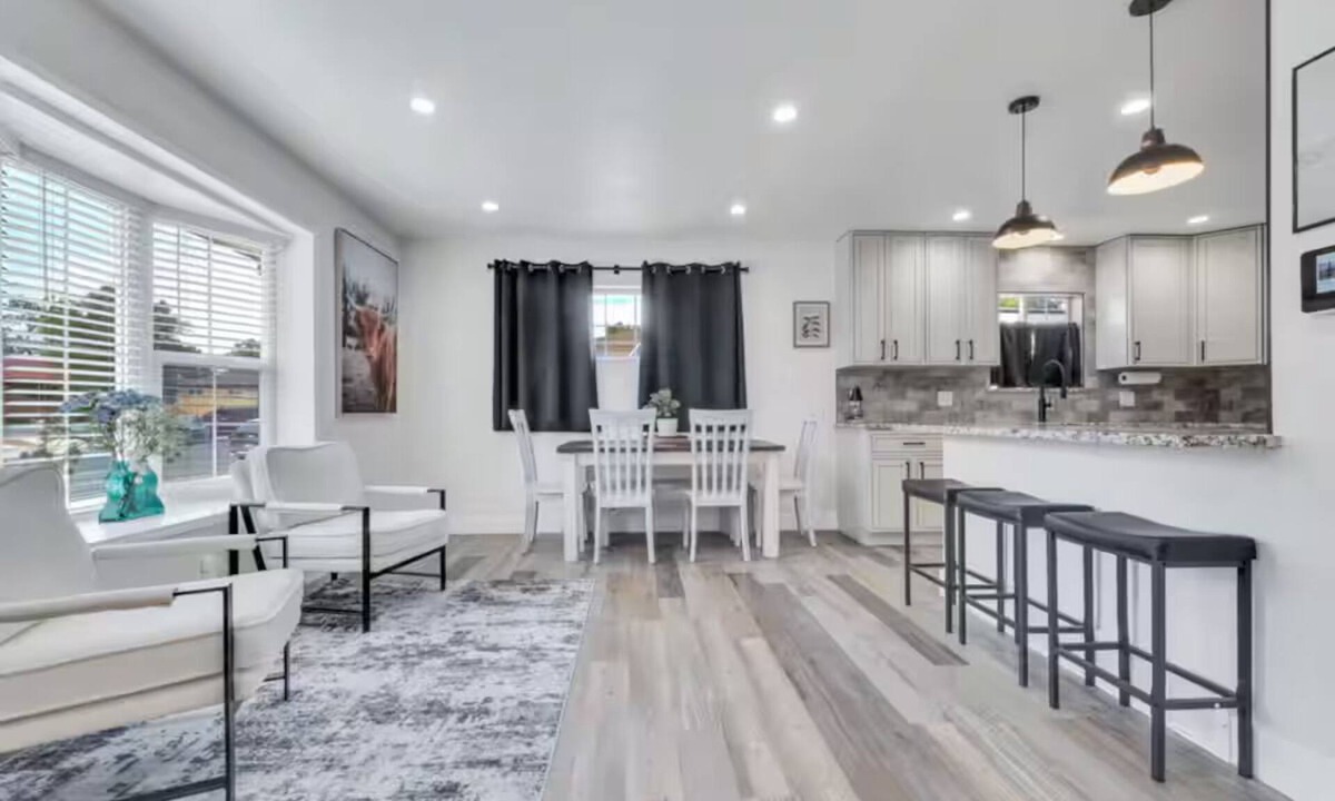 Twin Lakes House | Cozy Master King suite- play room- hot tub