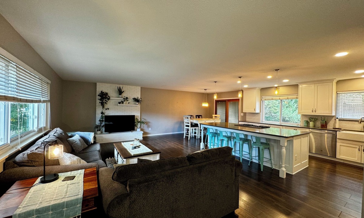 Rustic Hills House | Cozy, Quiet 2-bedroom house in Colorado Springs with WiFi, AC, huge kitchen!