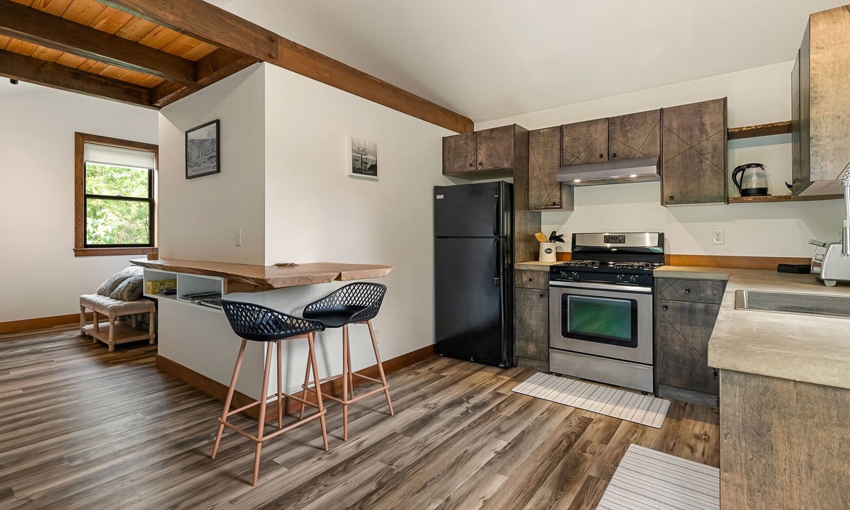 Maple Falls Apartment | Cozy Studio Apartment Maple Falls, EV Charging, Hot Tub