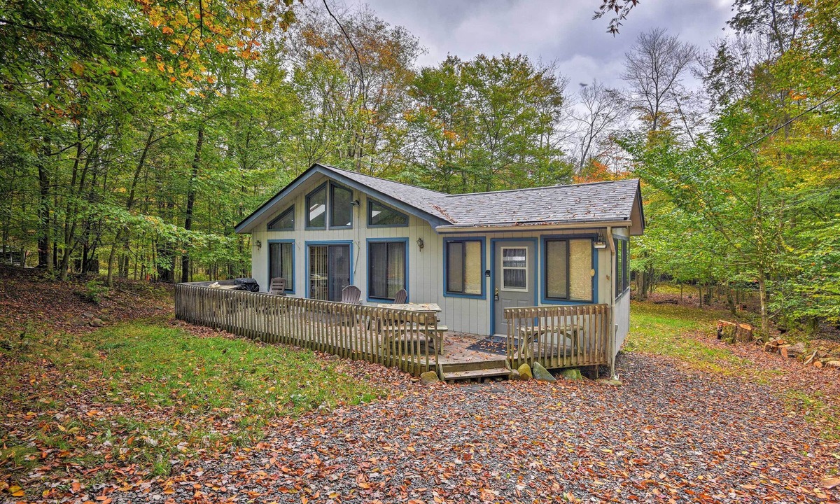 Gouldsboro Cabin | Creekside Poconos Cabin - Gouldsboro St Park 3 Mi!