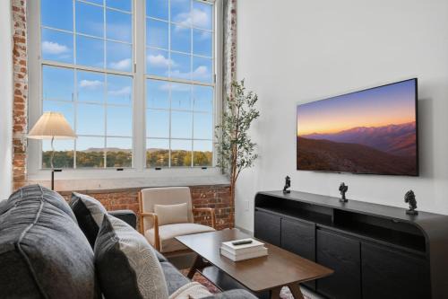 Judson Apartment | Cute 1BD Apartment Facing Paris Mtn
