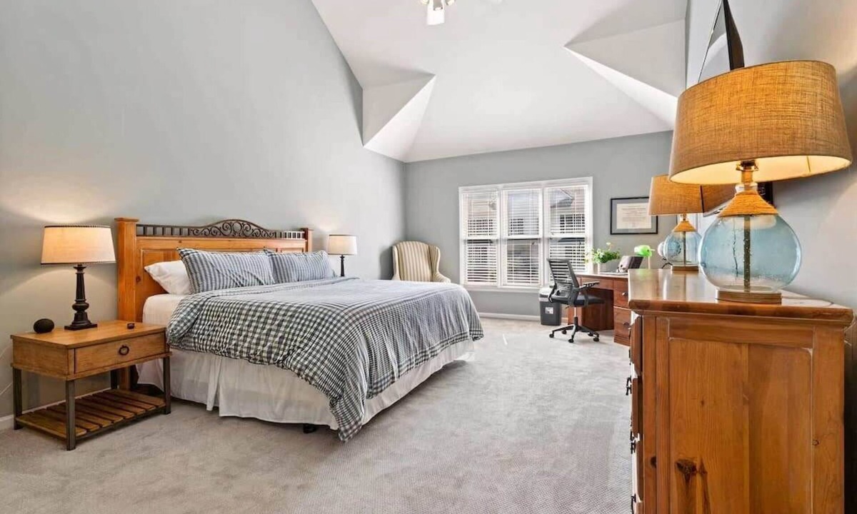Cary House | Dog Friendly|Pool|King Bed|EV Charger|Townhome