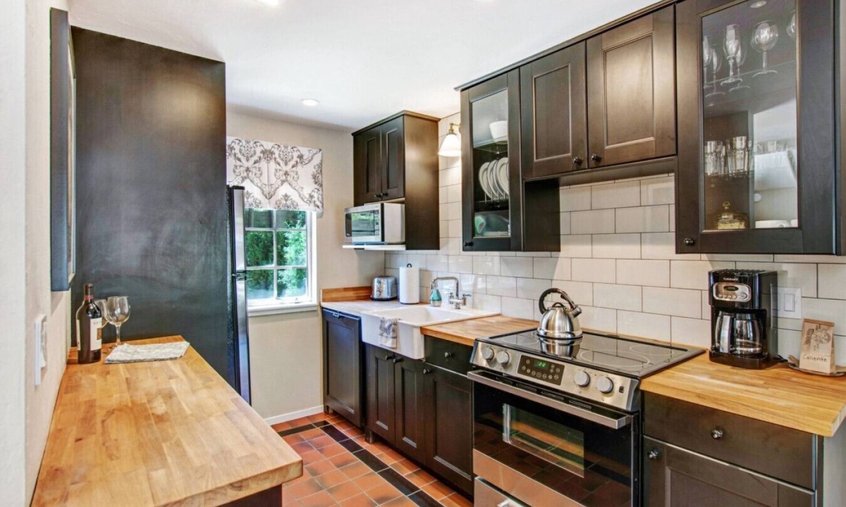 Sonoma House | Dolce @ Bungalows 313 - Half a block off the Historic Sonoma Plaza