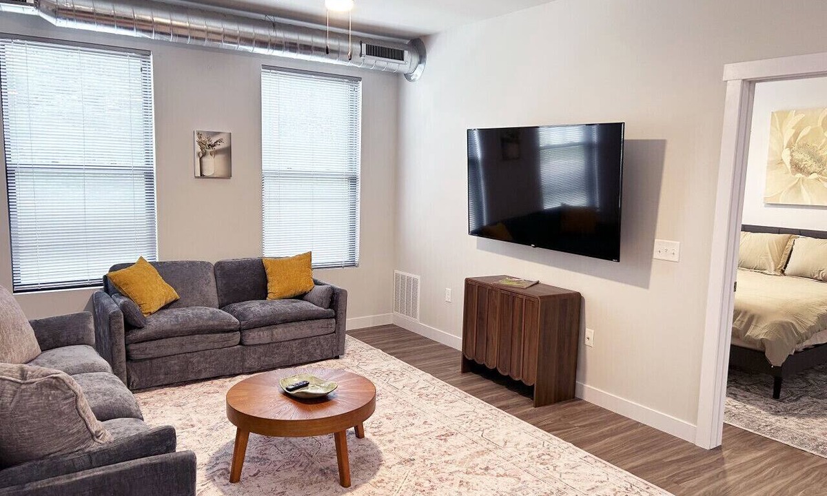 Downtown Eau Claire Apartment | Downtown EC 2bdrm w/parking