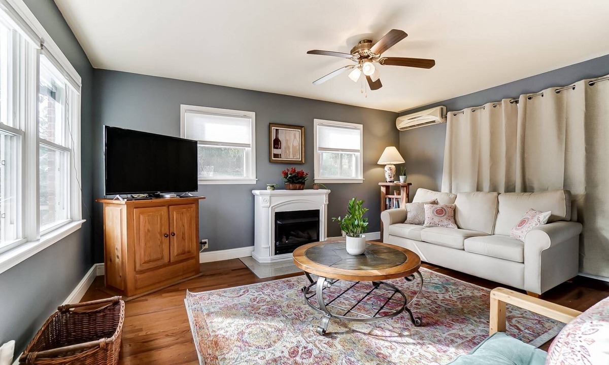 Oakhurst House | Dream Catcher Bungalow - Near Uptown, Bojangles Coliseum & BOA! Pet & Family Friendly, Plus 15% off!
