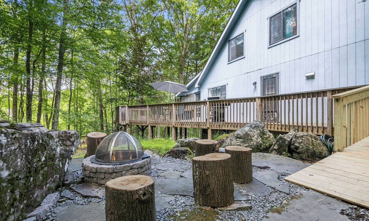 Lackawaxen House | Eclectic Family Poconos Escape! Skiing 5min away! Firepit, Near Woodloch/winery!