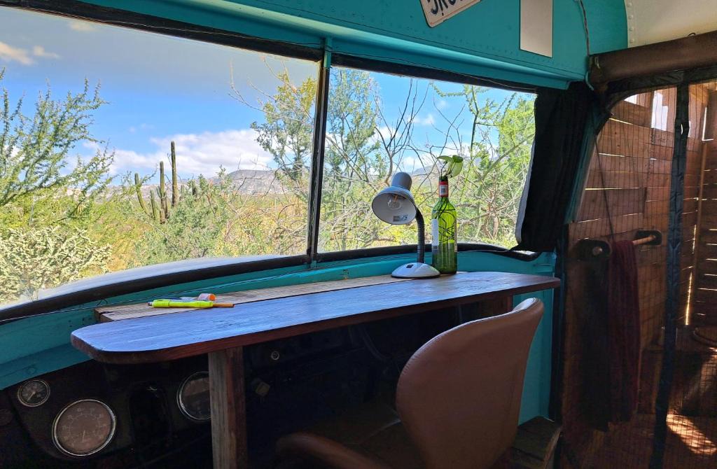 La Paz Other | EcoBus rodeado de naturaleza y con vista a las montañas