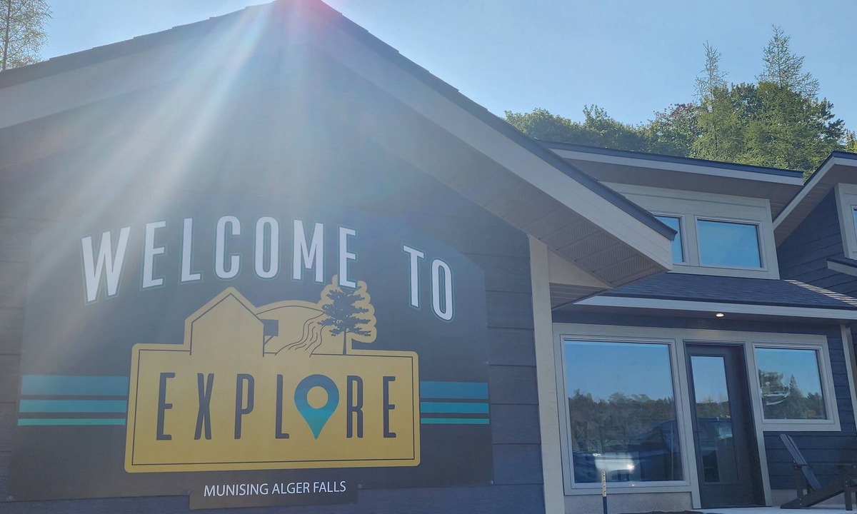 Munising Cottage | EXPLORE Munising Cottage 218 - ADA