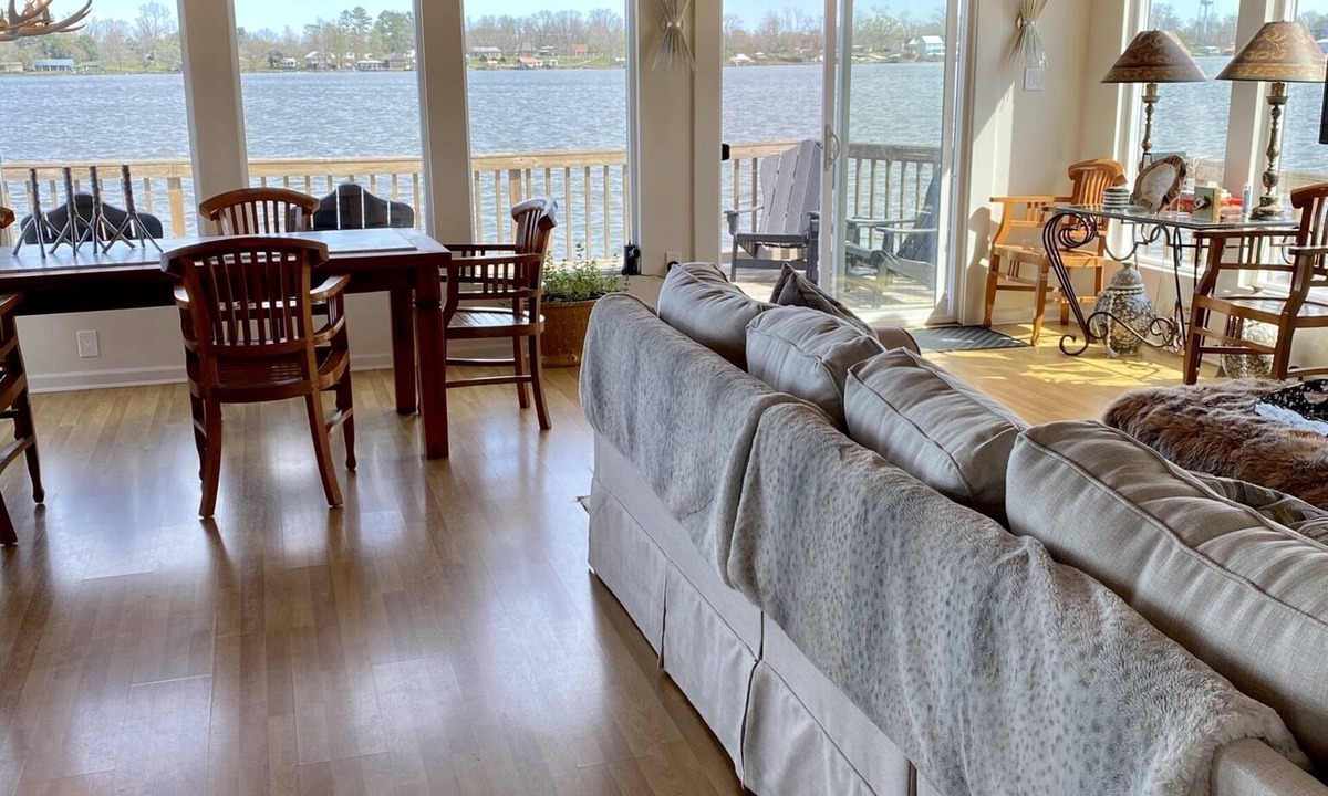 Oscar House | False River waterfront property 30 minutes from Baton Rouge