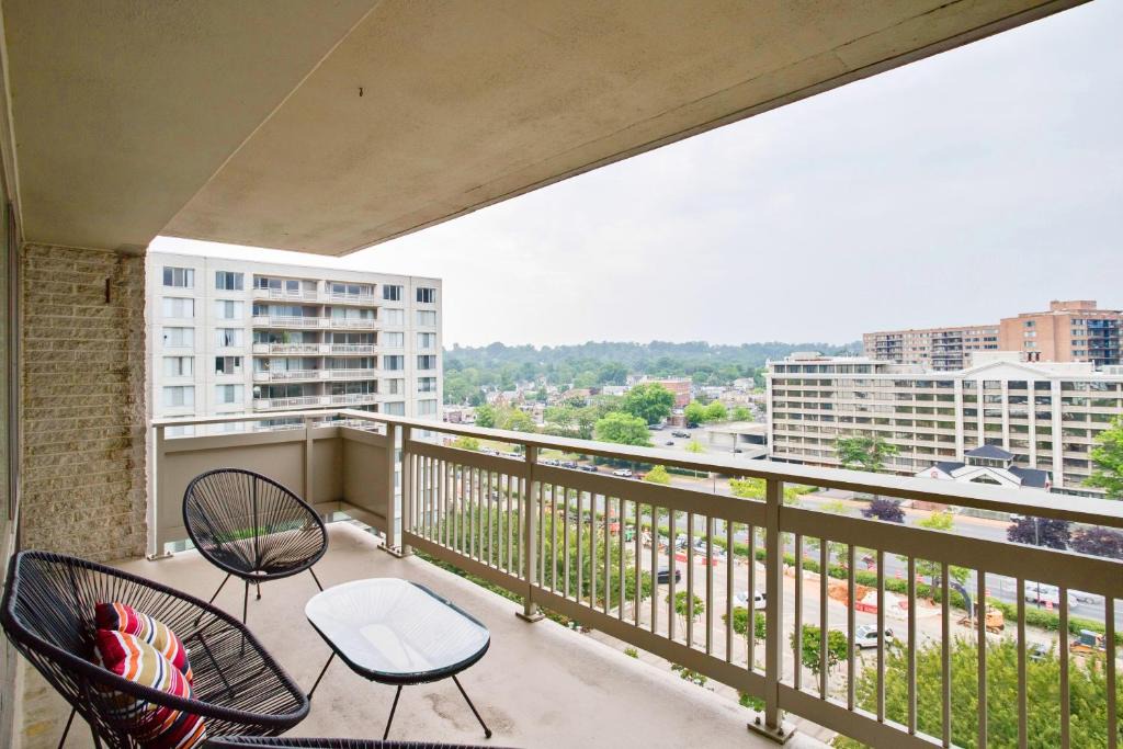 Crystal City Apartment | Family-Sized 3BR Retreat Minutes from Reagan National
