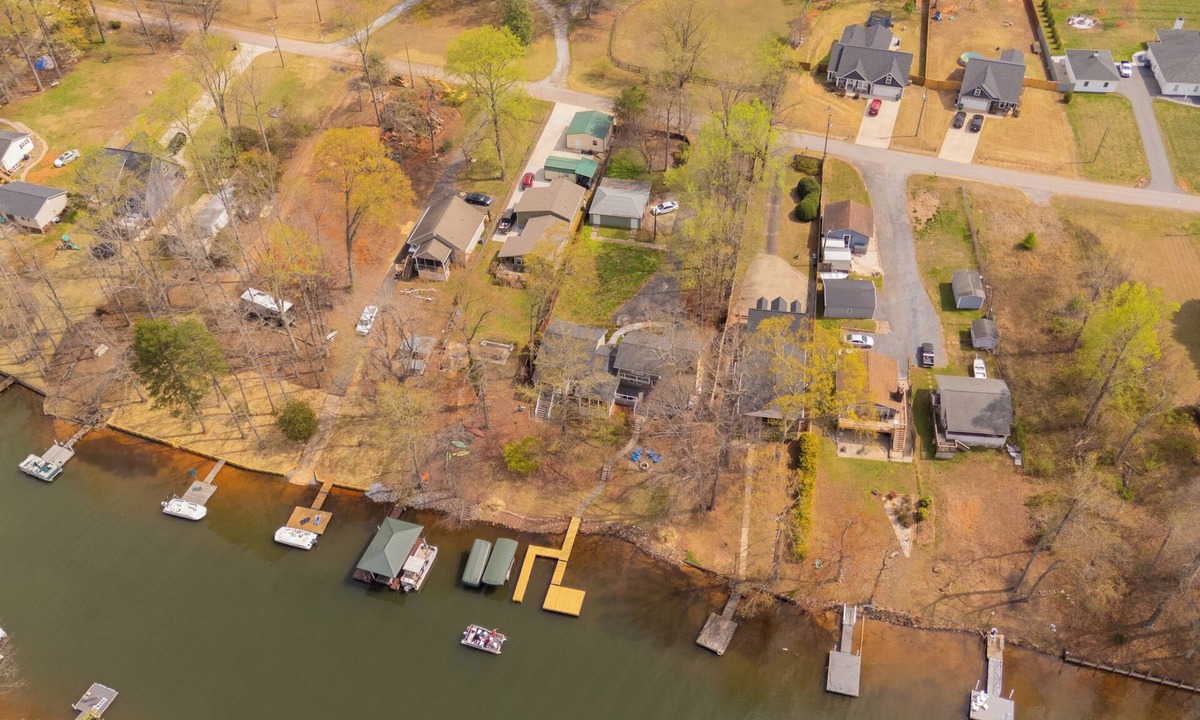 Inman Cottage | Fantastic 4-bedroom Home on Lake Bowen