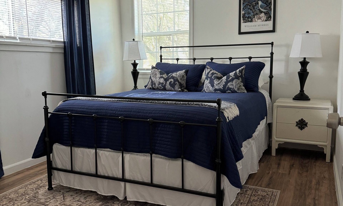 Upper Lake House | Farm house 2 bedrooms cottage in Upper Lake with WiFi, AC, and family-friendly.