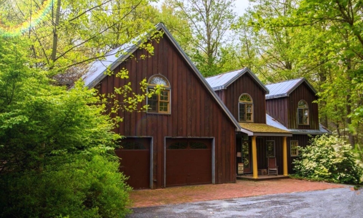 Rossville House | Featured on the Travel Channel, Home & Garden Channel and more. No Cleaning Fee!