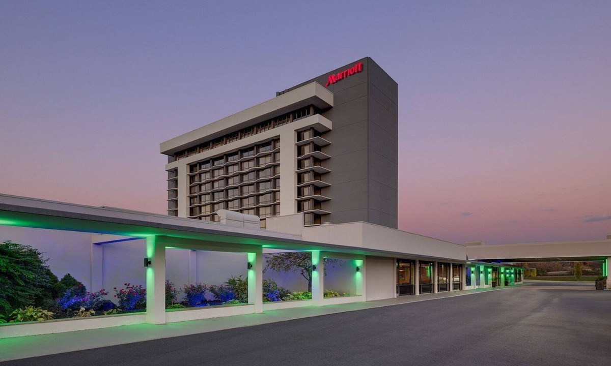 Saddle Brook Hotel | Sports fans - modern room with king bed at NJ hotel close to Metlife Stadium
