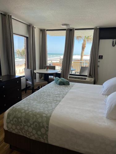 Daytona Beach Hotel | Flamingo Inn Beachfront - Daytona Beach