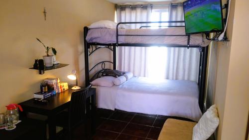 Lomas de Angelopolis House | Habitacion con dos camas dobles y baño propio