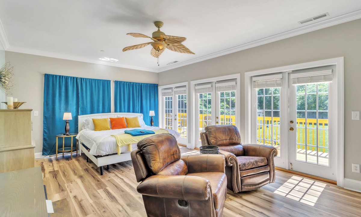 Winston - Salem House | Heated Pool King Bed Jacuzzi Bath Arcade