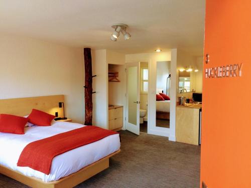 Columbia Hotel | Heliotrope Hotel