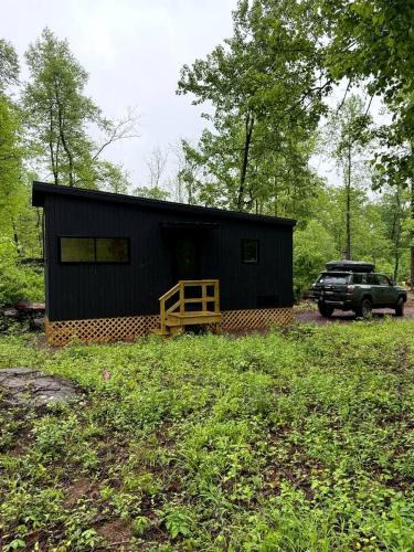 Quakertown House | Hickory: Minimalist Escape for 2 in a Cozy Cabin with Serene Vibes in Pennsylvania