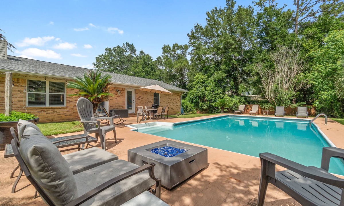 Northwest Pensacola House | Hidden Pensacola Gem! Quiet & Cozy Family Friendly Pool Home!