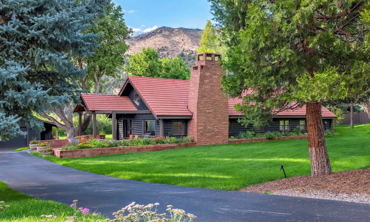 Basalt House | Historic Log Cabin- Downtown Basalt, Aspen Skiing Nearby, Gold Medal Fishing