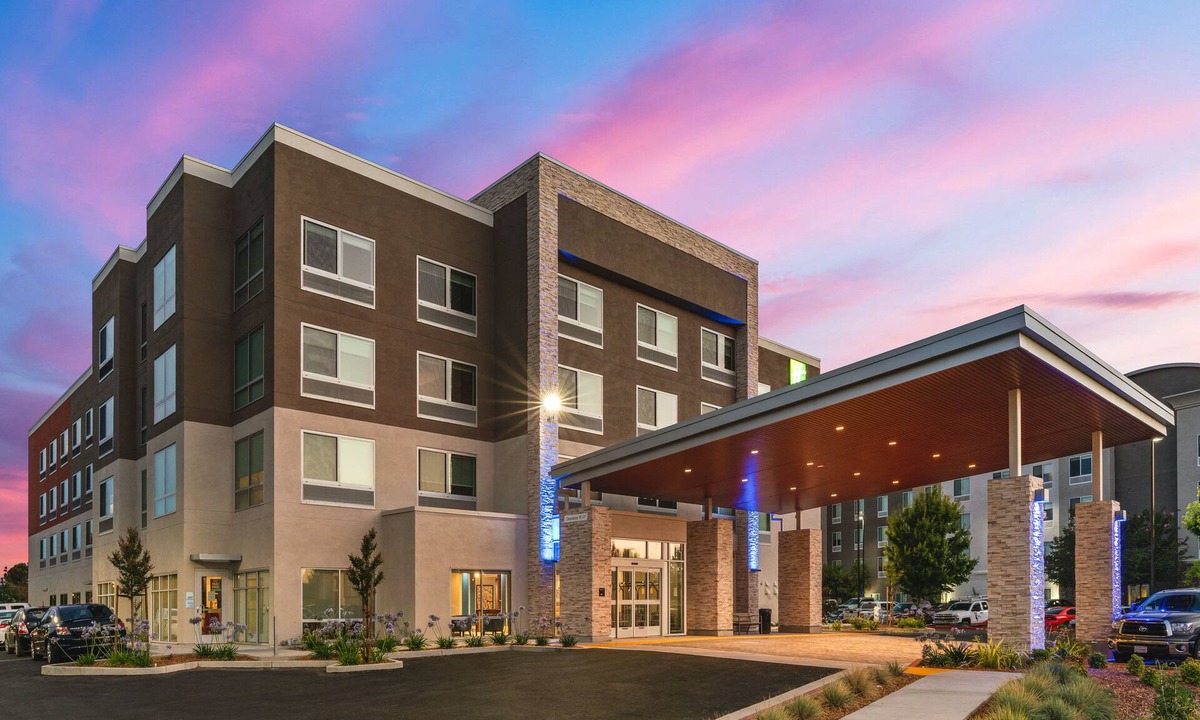 Fairfield Hotel | Holiday Inn Express & Suites Suisun City by IHG