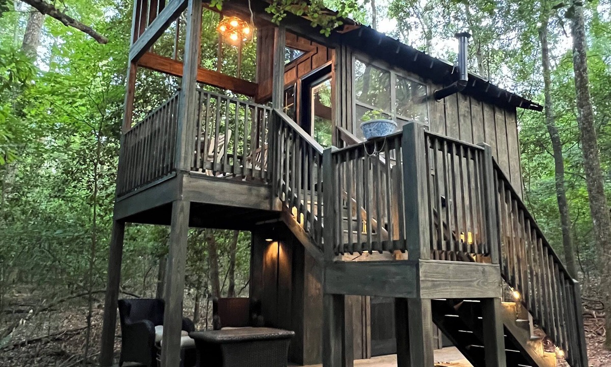Anderson Cabin | Holly Trail Treehouse in Anderson w/WIFI, AC, Smart TV, Full Bath and washer