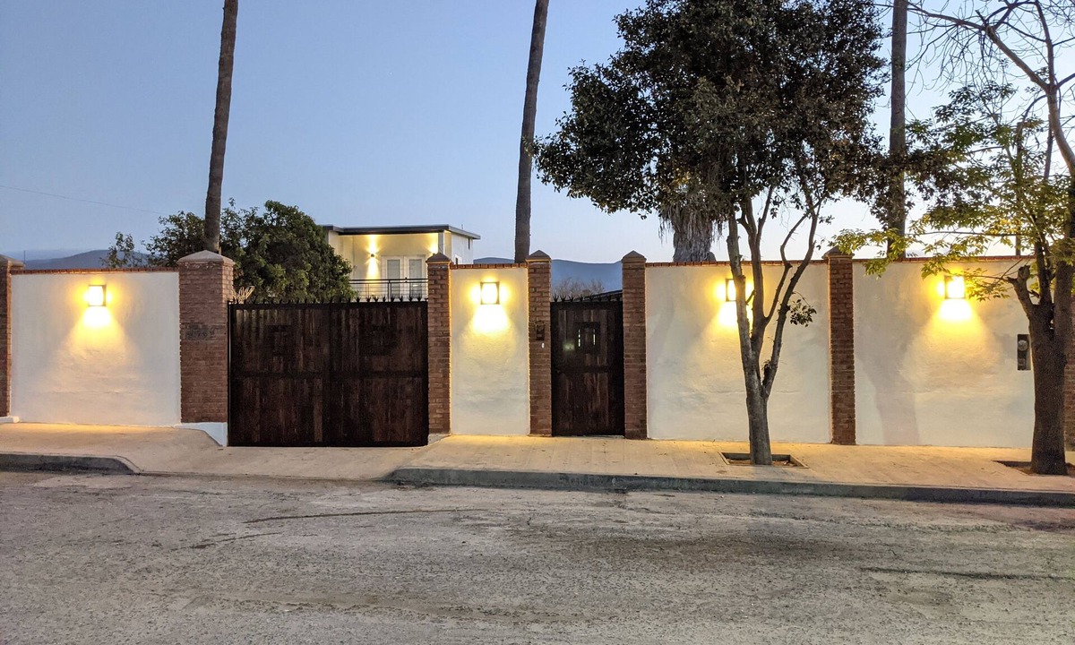 Ensenada House | House in a residential zone, gated parking