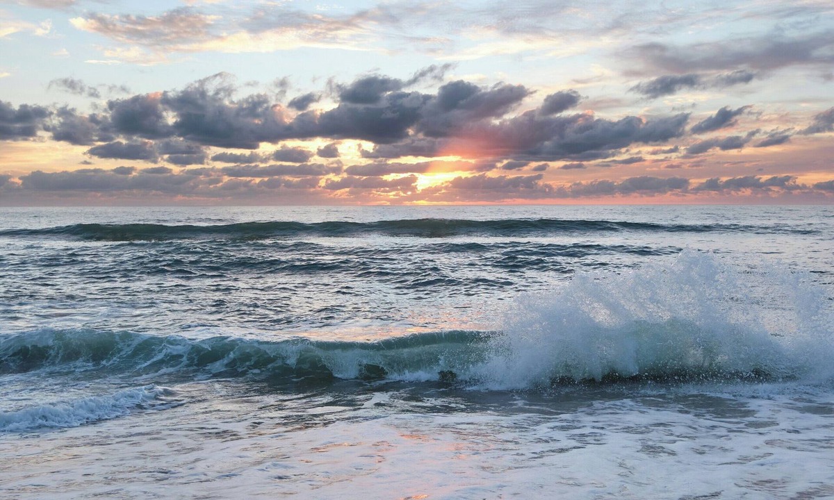 Hatteras Cottage | Island Time is an enchanting oceanfront cottage perfect for couples