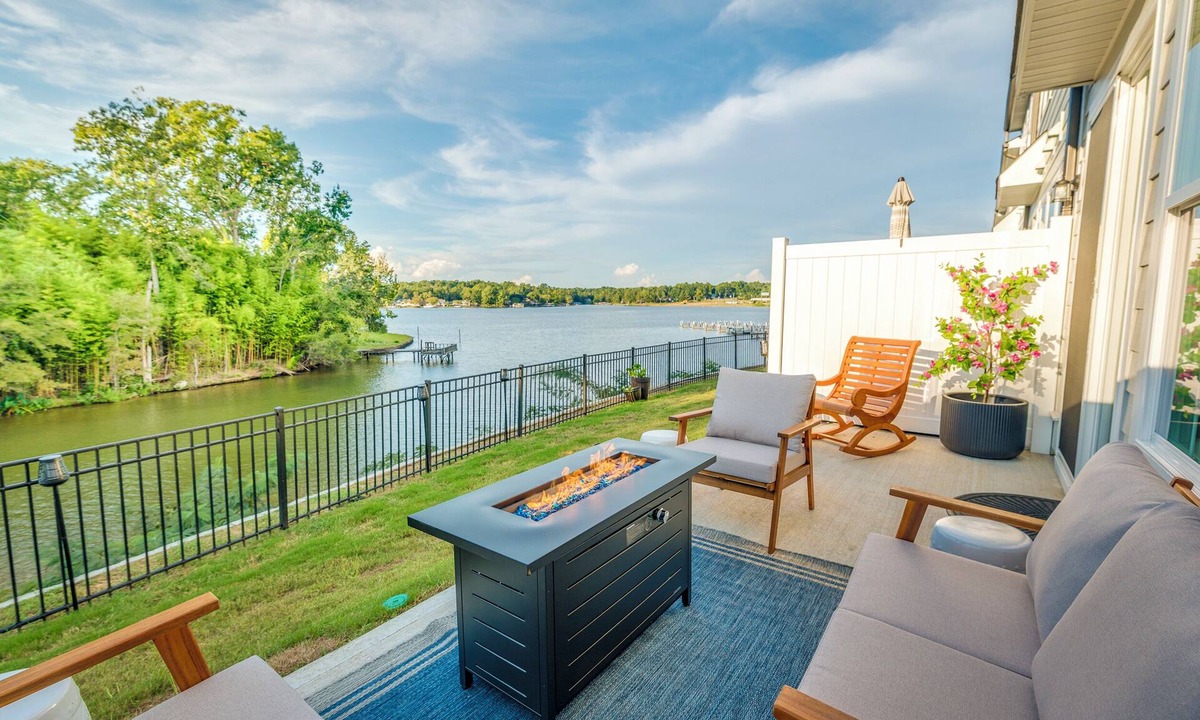 Greenwood House | Lakefront 2 King, Coffee Bar, On Site Bar & Grill, Public Dock, Kayak Rentals