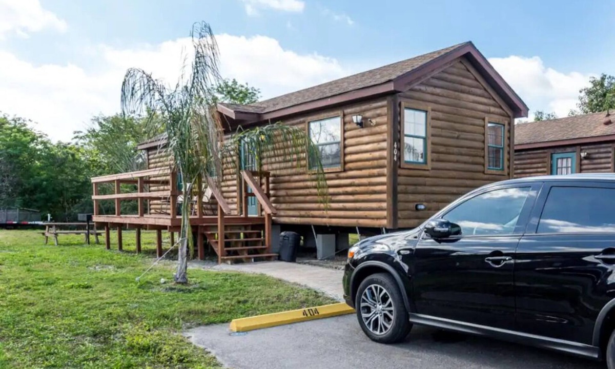 Seminole Cabin | Lakefront Cabin #402 –10mins to Beach/Pet Friendly/Prime Location/BOOK TODAY