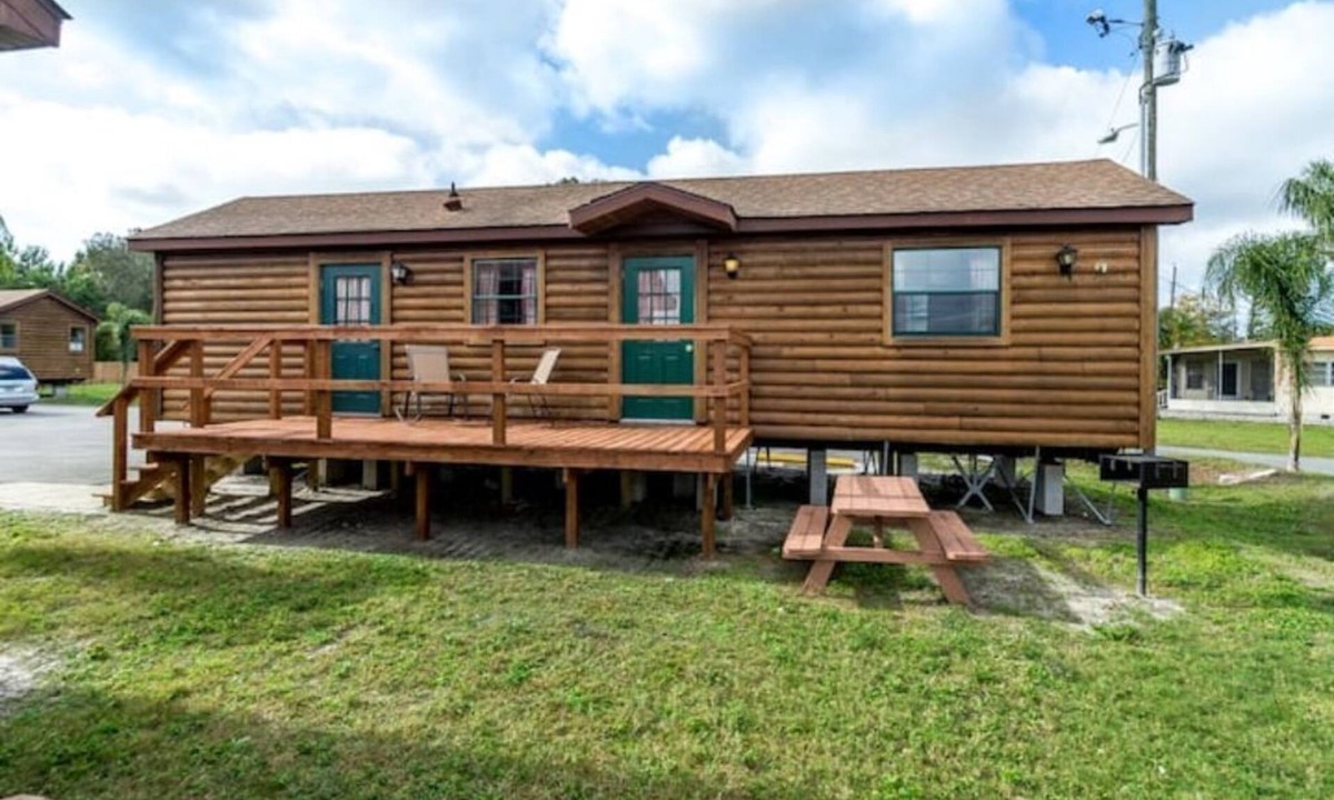 Seminole Cabin | Lakefront Cabin #409, 10mins to Beach/Dog Friendly/Prime Location/BOOK TODAY