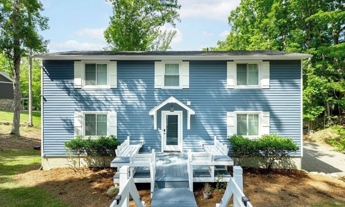 High Point House | Lakeside Haven! SML Home with Private Boat Dock, Gym, Firepit and BEACH!