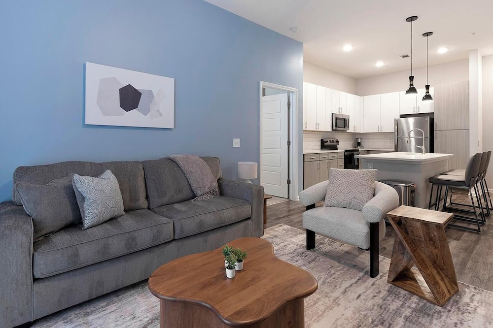 Charlotte Apartment | Landing | Stunning 2BD, Pool, Gym