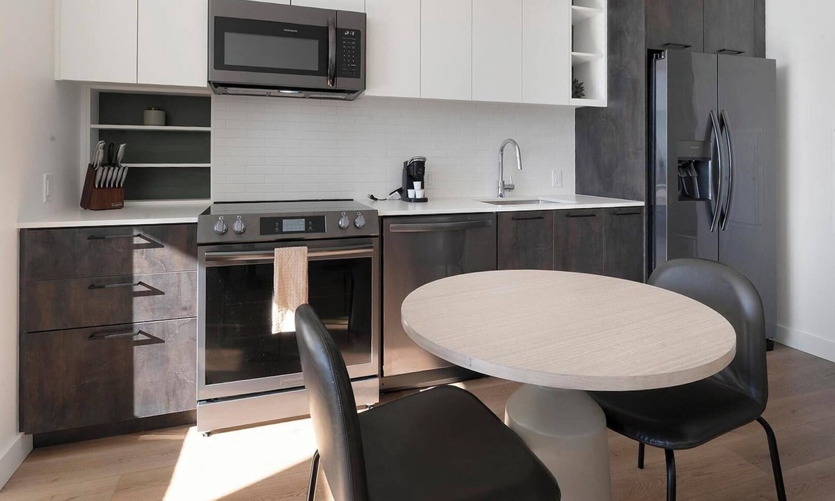 Washington Apartment | Landing | Stylish Studio, Pool, Rooftop Lounge