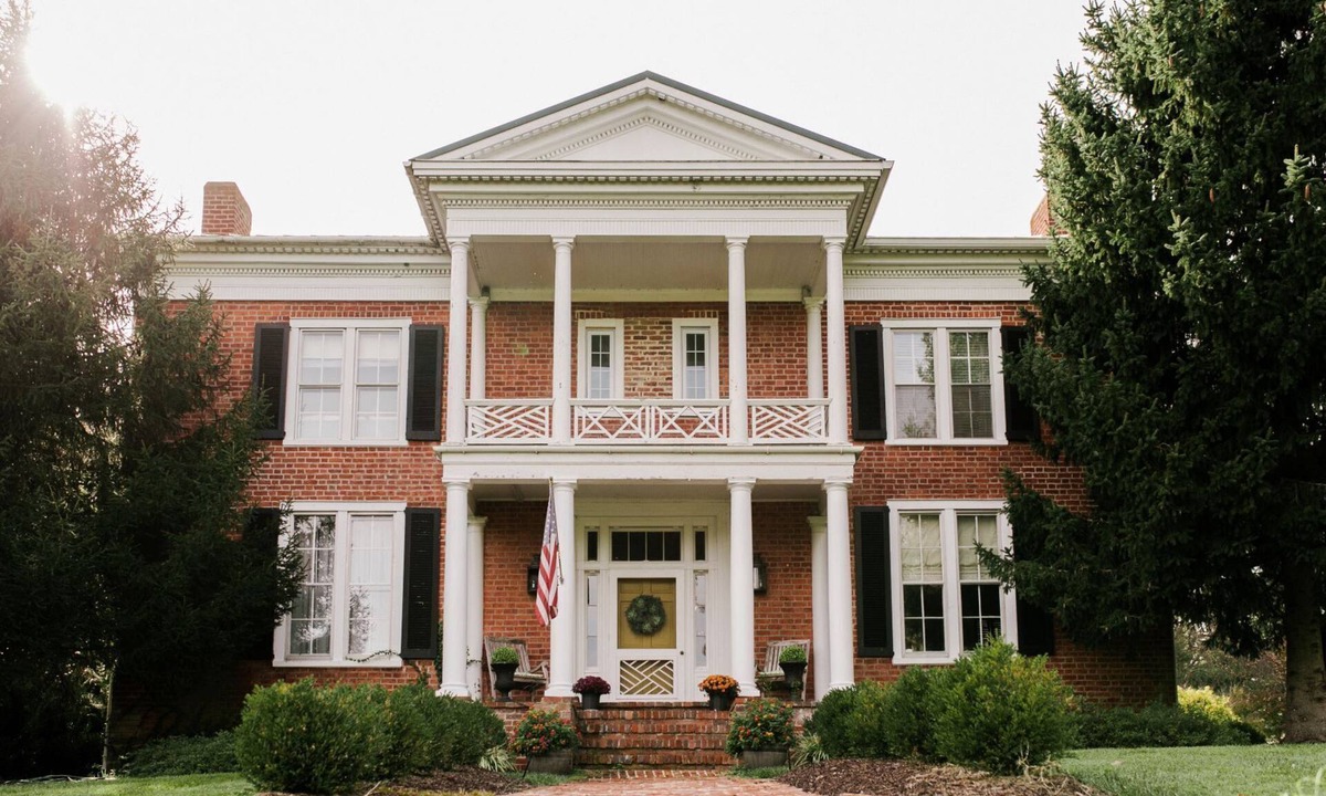 Waynesboro Bed & Breakfast | Large Historic House on 8 acres in Shenandoah Valley- sleeps 15