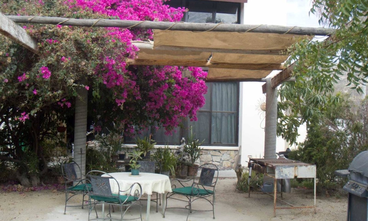 Mauricio Castro House | Large house on a hill with a spectacular view over the sea and mountains