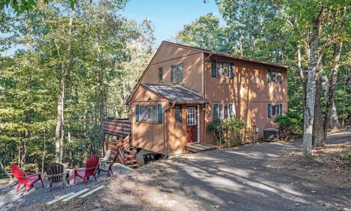 Basye House | Large house only minutes from lake with great hikes & a hot tub!