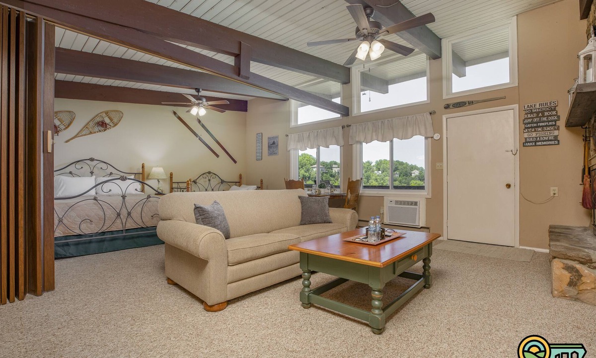 Mount Jackson Condo | Logan Lodge (Unit #135) | Ski/MTB/Golf | Ski slope & Resort valley views | Vaulted ceilings!