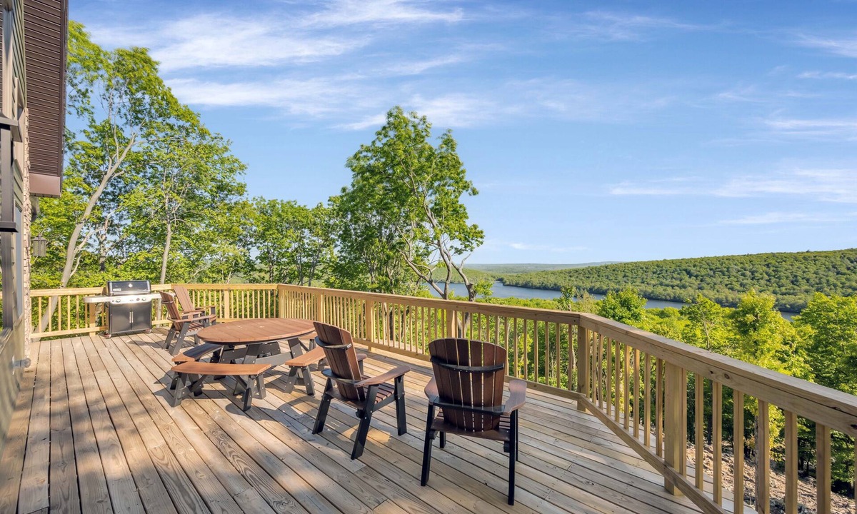Lake Harmony Estates Ski Chalet | Look Out Lodge, Near JFBB & Jim Thorpe with Spectacular Lake and Mountain Views!
