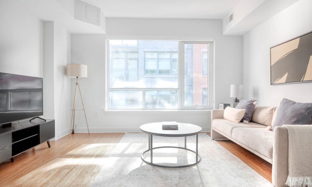 Mount Vernon Triangle Apartment | Luxe Mount Vernon Studio w/Pool, W/D & Gym, near Metro, by Blueground