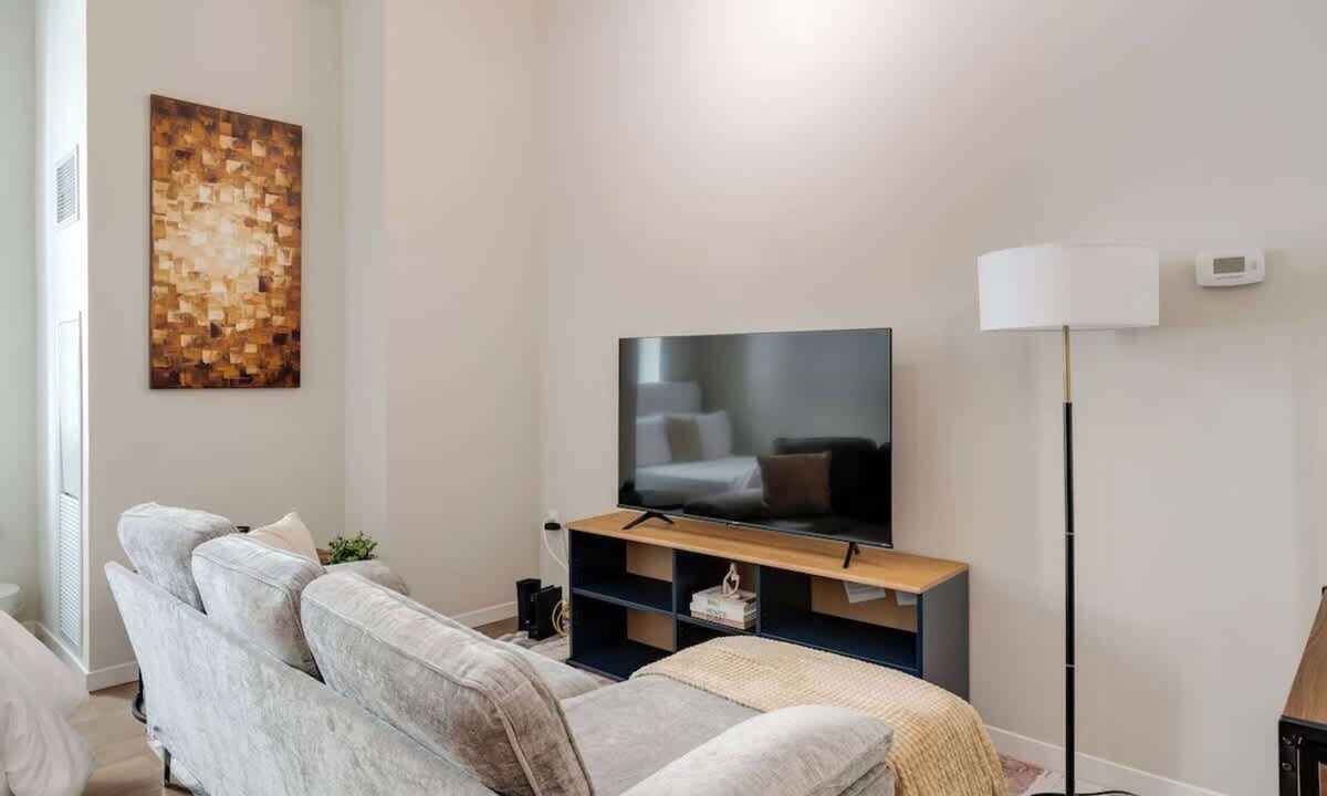 Downtown Cincinnati Apartment | Luxe Studio with Rooftop Pool