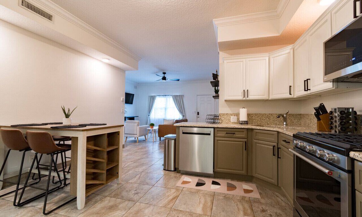 Crescent Beach Condo | Luxury 2BD 2BTH - Condo #5