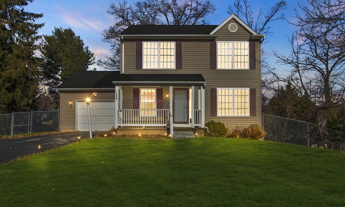 Rossville House | Luxury 4 bed King Suite! Mins to Towson!