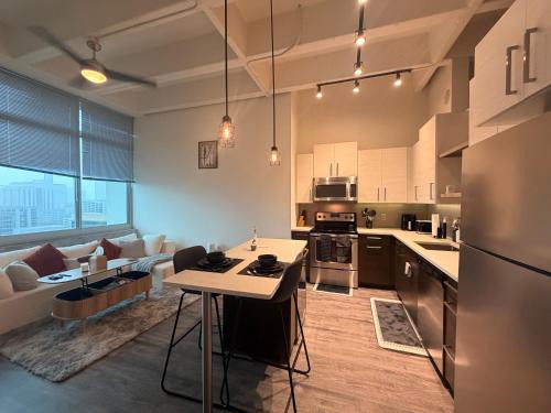 Peachtree Center Apartment | Luxury High Rise Downtown 1BR Apartment