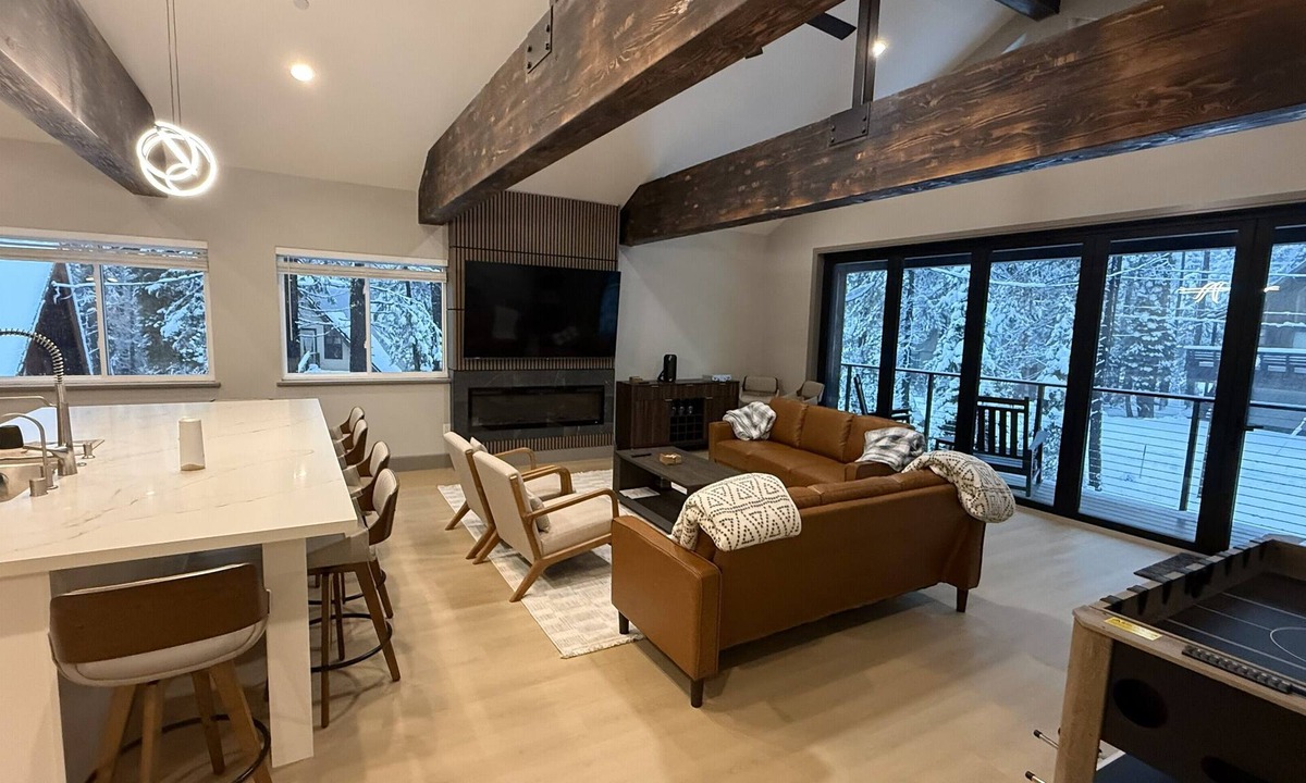 Pla-Vada Woodlands House | Luxury mountain retreat near Donner Pass Road- Sleeps 12