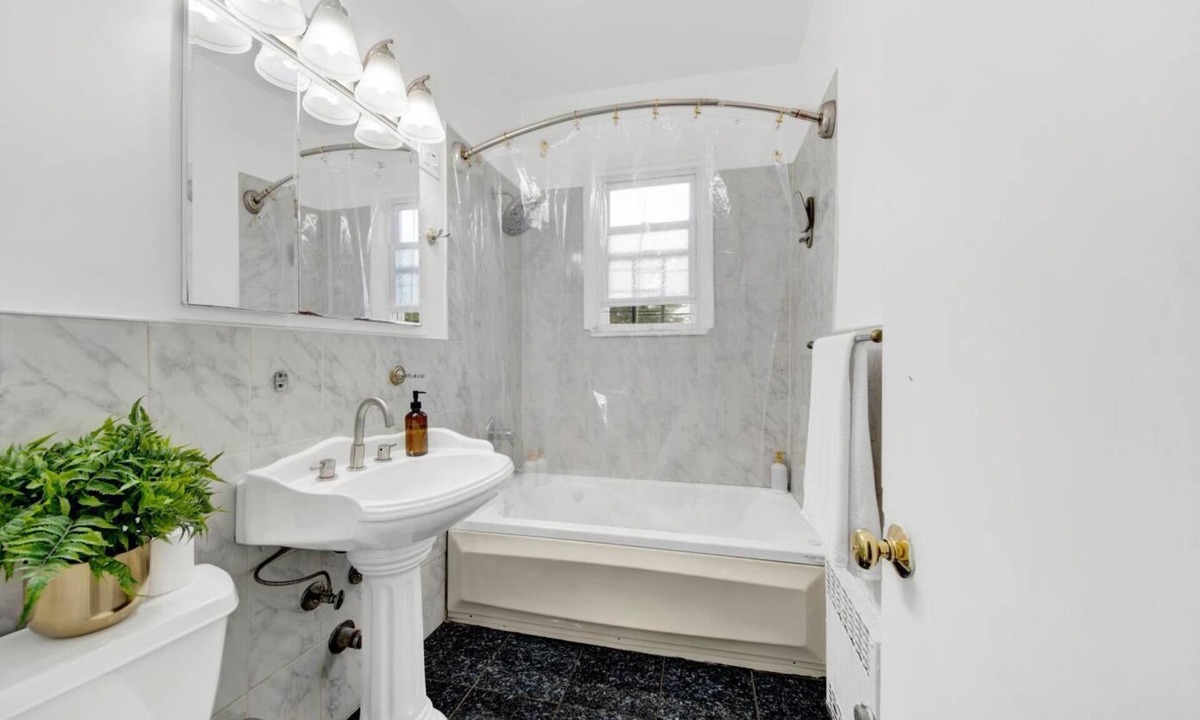 Southeast Yonkers Apartment | Luxury Stay Modern Home Near NYC Transit