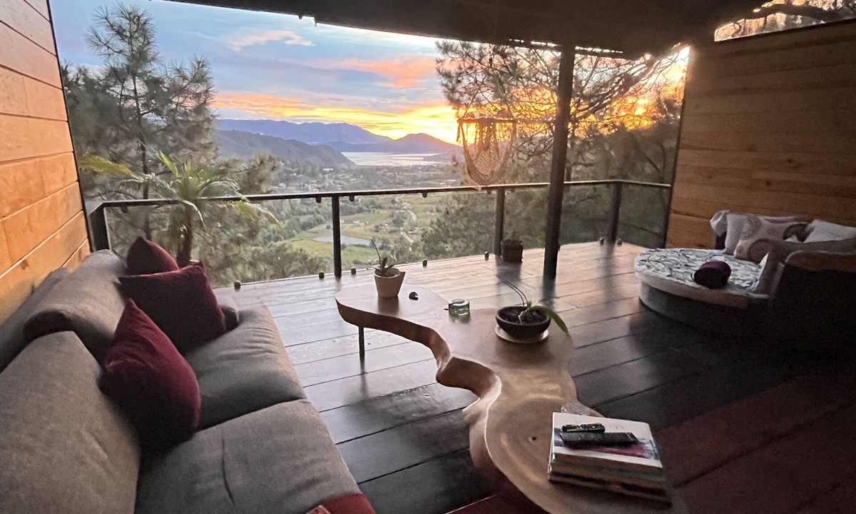 El Santuario Cabin | Mi Refugio Nordico, Cabaña en lo Alto de una Colina con Vista al Lago