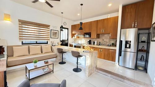 San Antonio Tlayacapan House | Modern Central 1 Bedroom Guesthouse -Bikes - Huge Patio - Gym - Pickleball Court