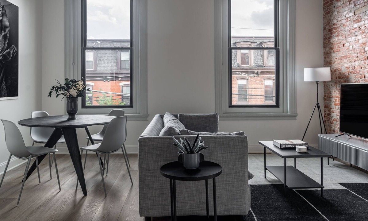 University City House | Modern Downtown 5Bd/4Bth w/Outdoor Space! Sleeps 16